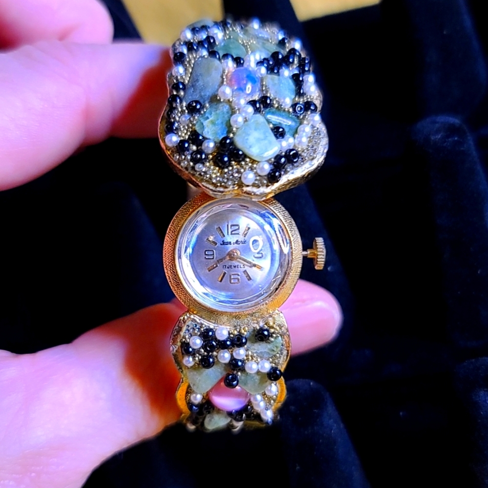Beautiful Vintage Womens Jean Marie 17 Jewels Watch Bejeweled Peek A Boo Style